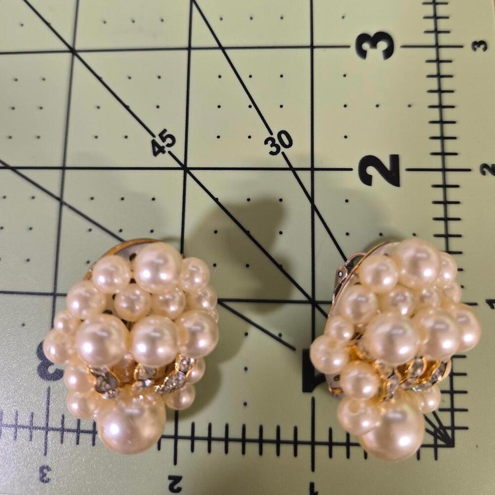 Vintage Glamorous Pearl Cluster Clip Earrings - Picture 8 of 8